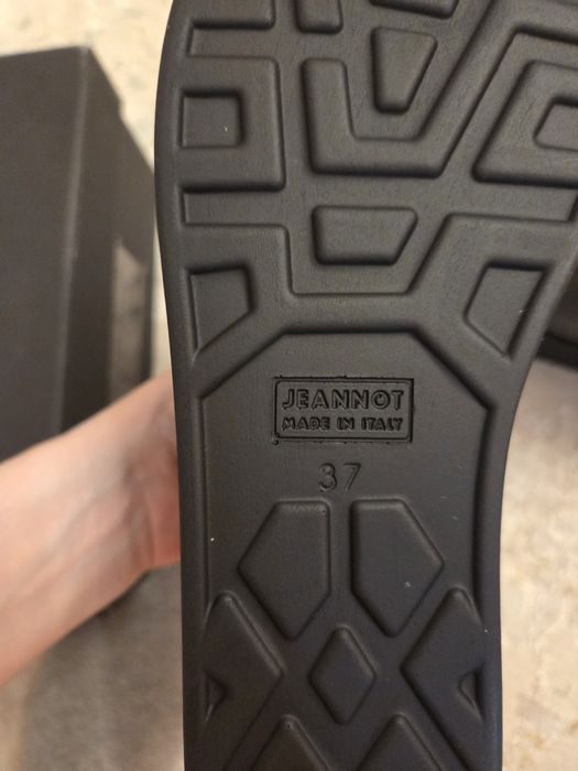 Продам новые полуботинки 37