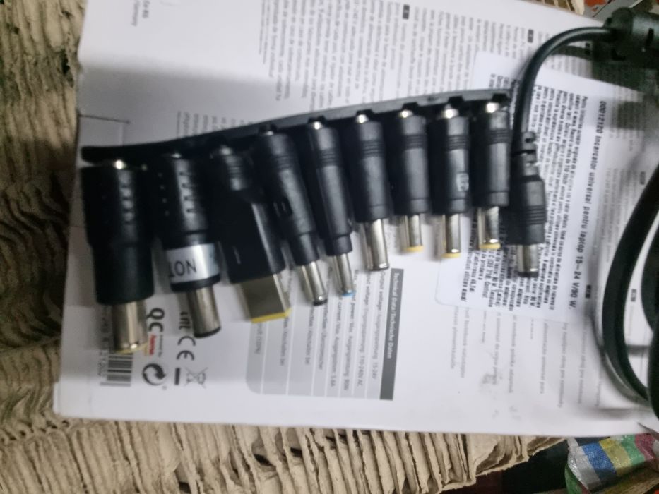 Incarcator universal pentru laptop