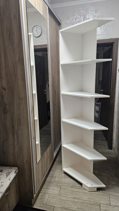 Ъглов рафт,бял цвят с размери 200/33/53 см