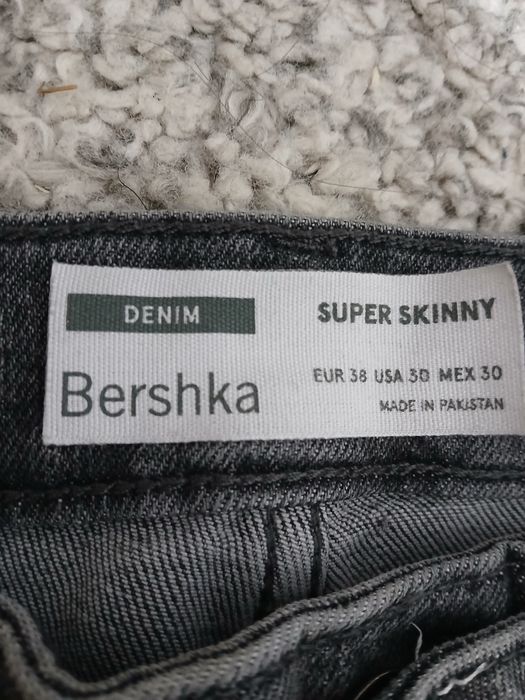 Vând blugi Bershka, mar 38 (s/m)