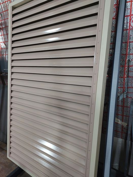 Совремнный металический забор жалюзи красиво и надежно.