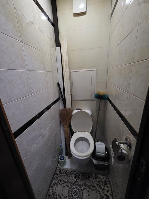 Продаётся двухкомнатная в трёх на втором этаже Юнусабад 7 квартал