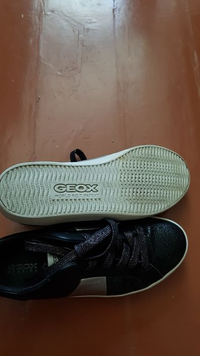 Кроссовки женские