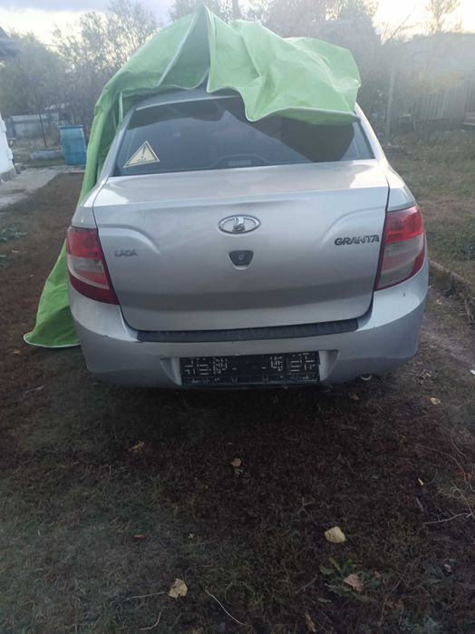 Лада Granta в аварийном состоянии.