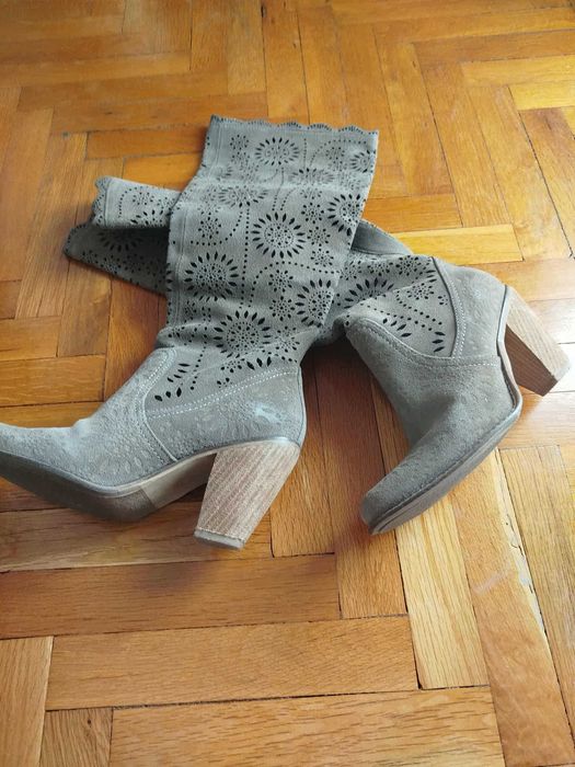 Модерни велурени ботуши