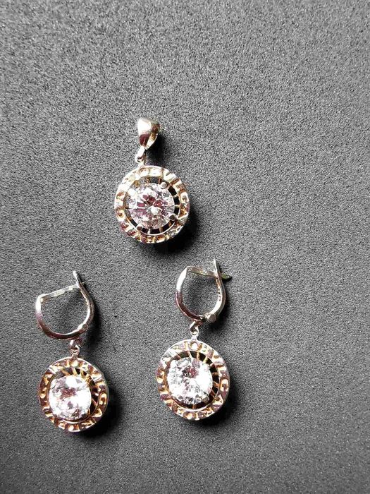 ОРИГИНАЛНИ БИЖУТА всяко е с различна цена: обеци SWAROVSKI зелен камък