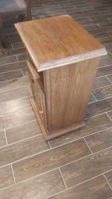 Нощно шкафче  от  масив