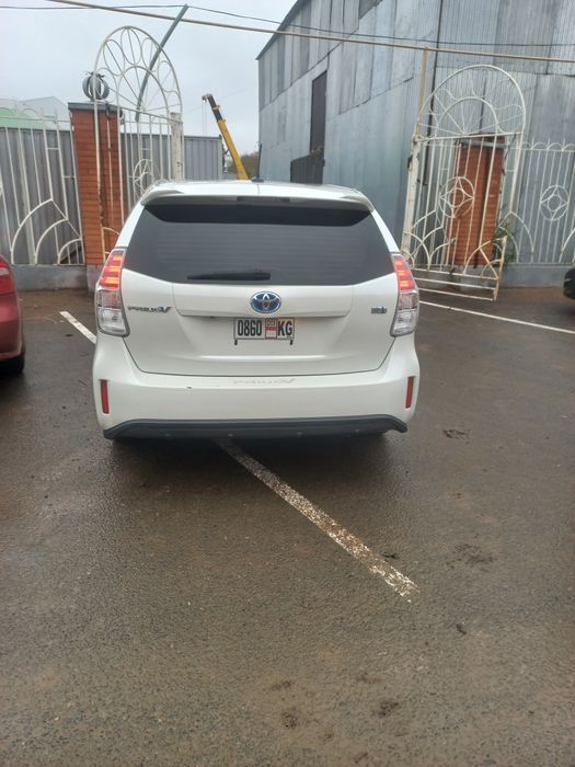 Tayota PriusV (гибрид)