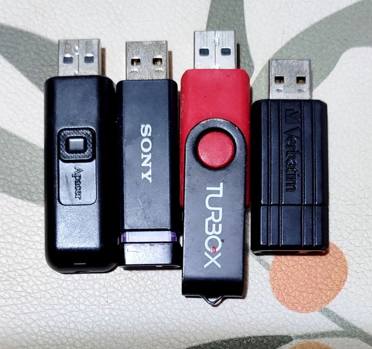 4 броя флаш памет по 4 гб ,  10 евро за всички