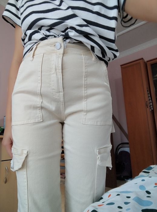 Pantaloni cargo largi jos