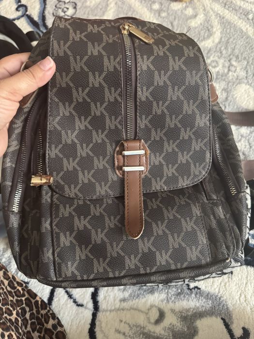 Maktab sumkalari sotiladi