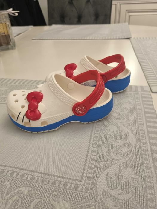 Slapi CROCS Hello Kitty pentru fetite