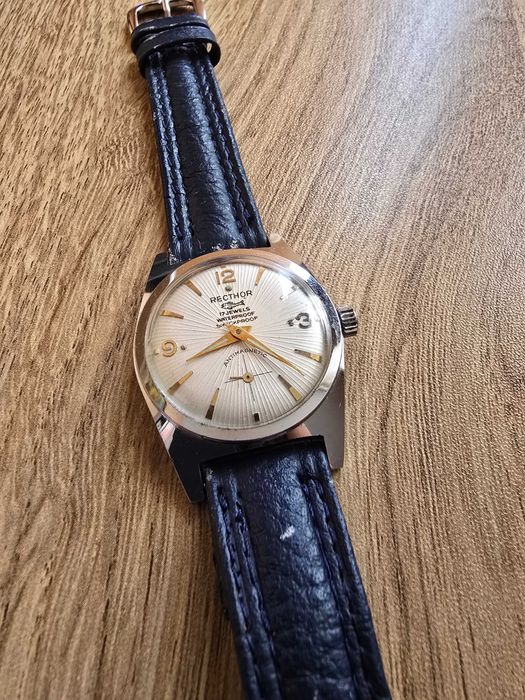 Винтидж механичен часовник "Recthor"
