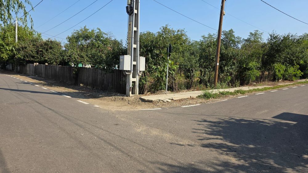 Vând teren +casă bătrânească