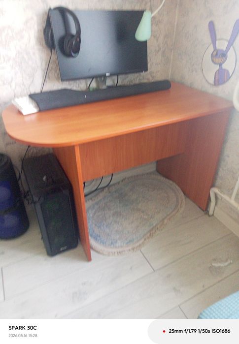 СРОЧНО  Продам стол и полку