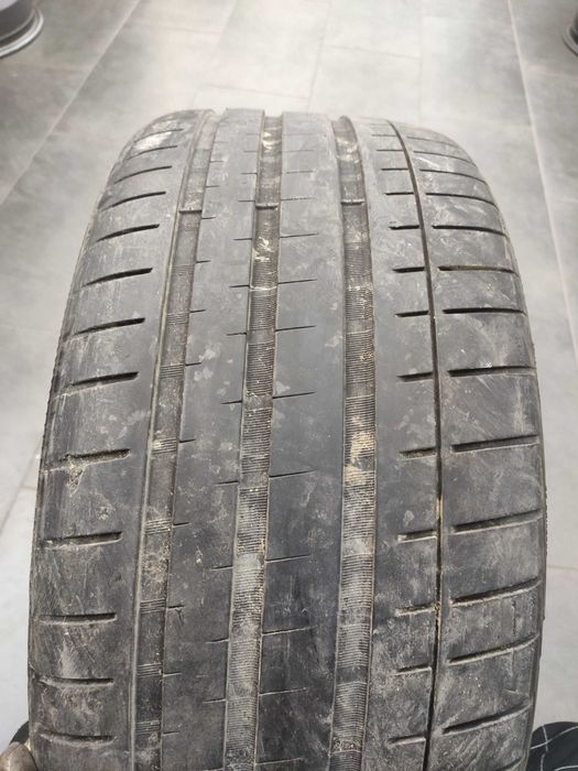 Единични гуми с размер 235 40 19