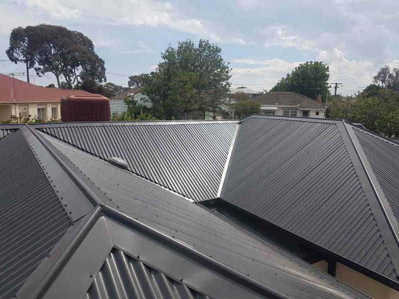 Reparatii acoperisuri, montaj tigla metalica, hidroizolatii terase