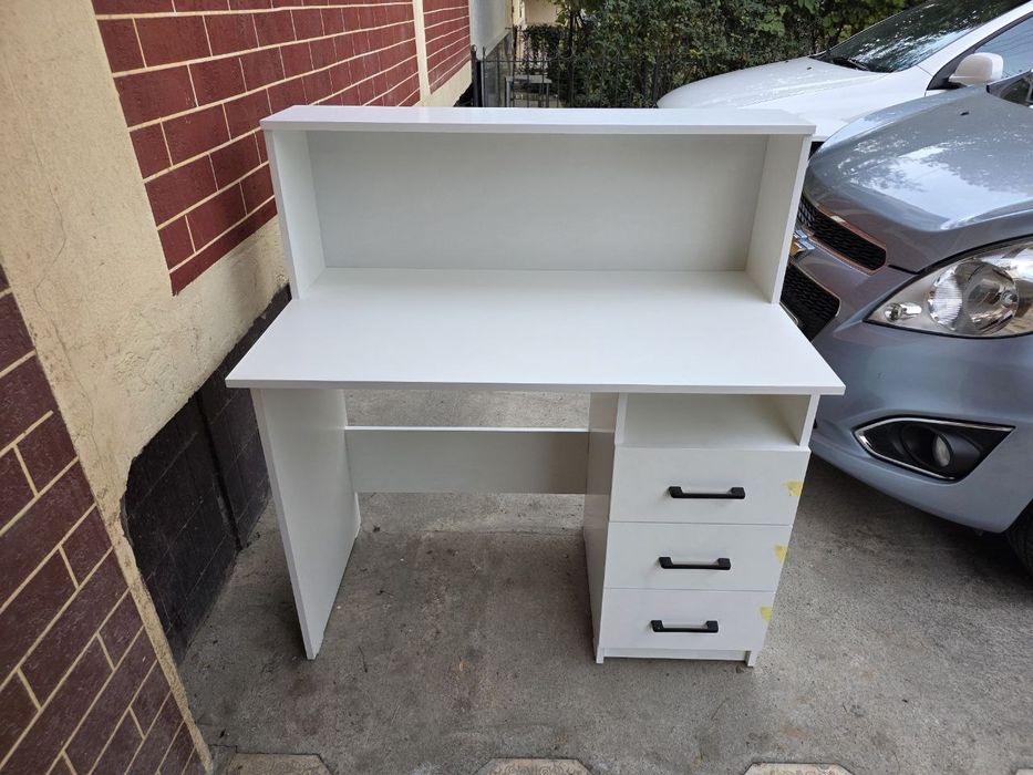 Универсальный стол школьника от производителя по низкой цене