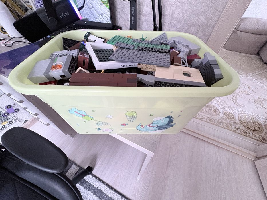 4 коробки лего.