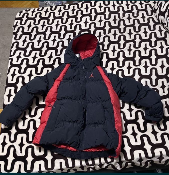 Geaca jordan XL negru si rosu