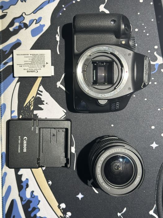 Рабочий canon 550d с поломаным вспышкой,