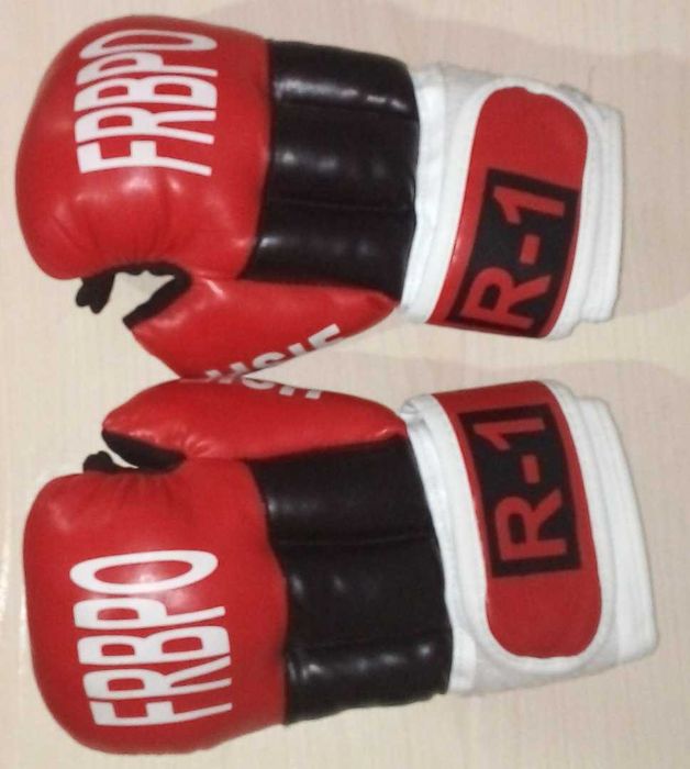 Продаю боксерский шлем и перчатки(для рукопашного боя)