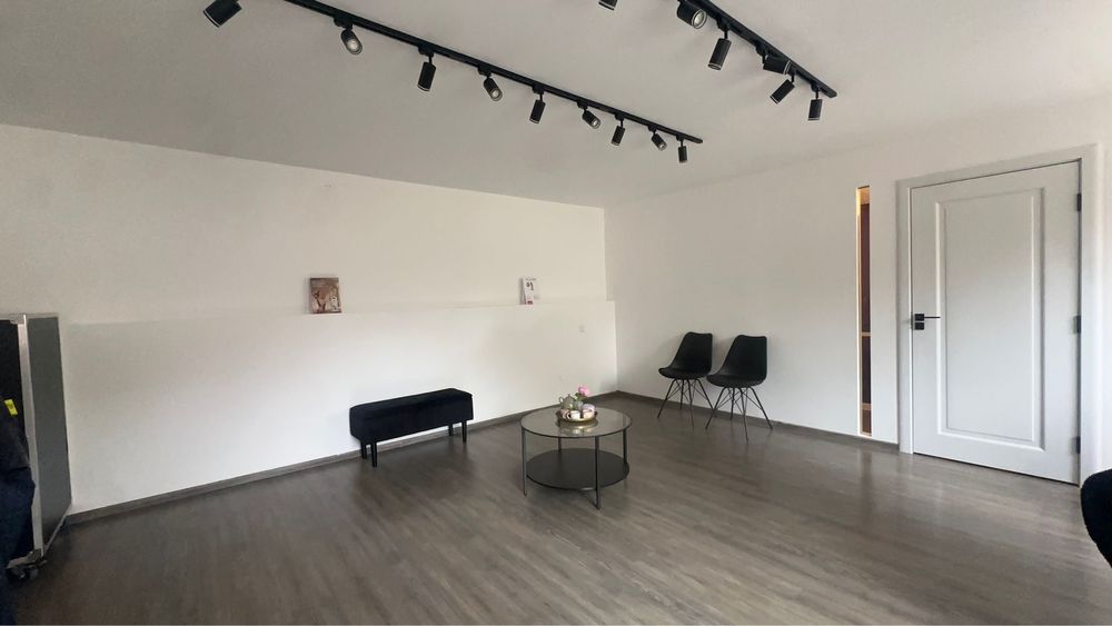 Inchiriez post manichiura salon Brasov