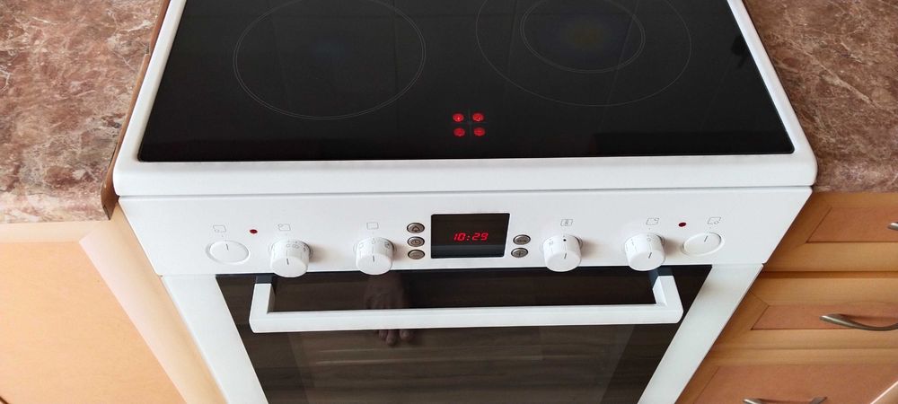 Продам электро плиту Bosch 644620