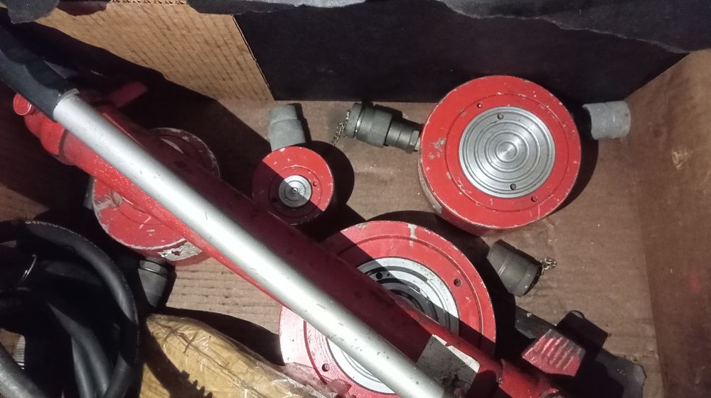 Продам домкрат почти новый