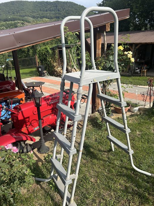 Vand piscina cu cadru de otel.