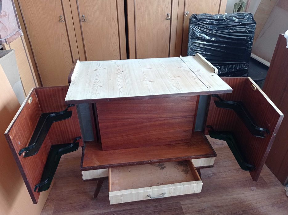 Шкаф ретро с въртяща вътрешна част с огледало