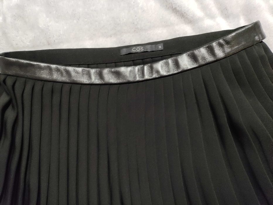 COS плисирана дамска пола 34