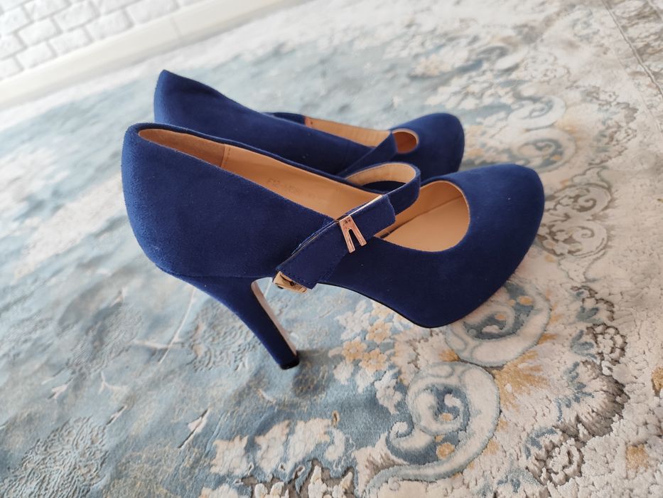 Продам синие замшевые туфли
