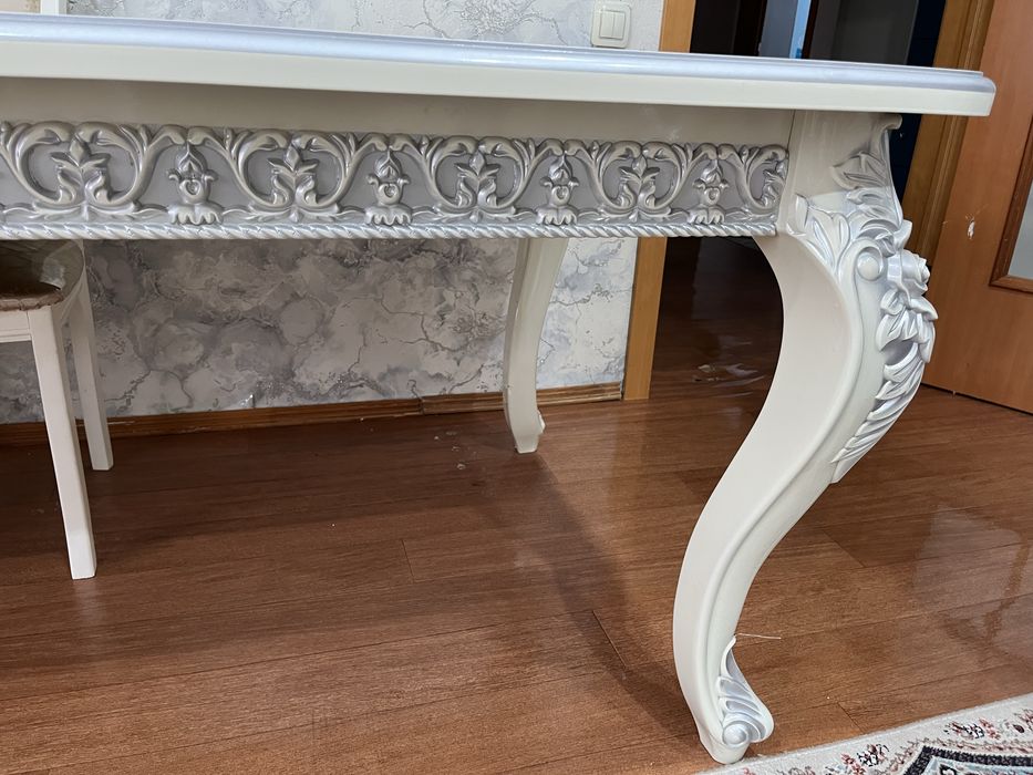 Стол в гостинную