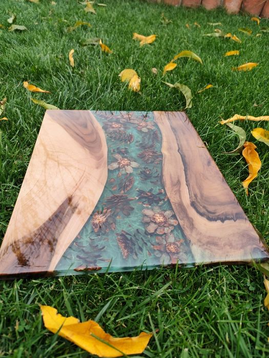 Дъска за мезета дъб орех и смола.Идеален подарък за любим човек