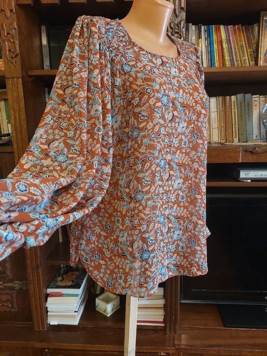 Bluza romantica noua  din vascoza, cu niște maneci superbe, foarte ample,