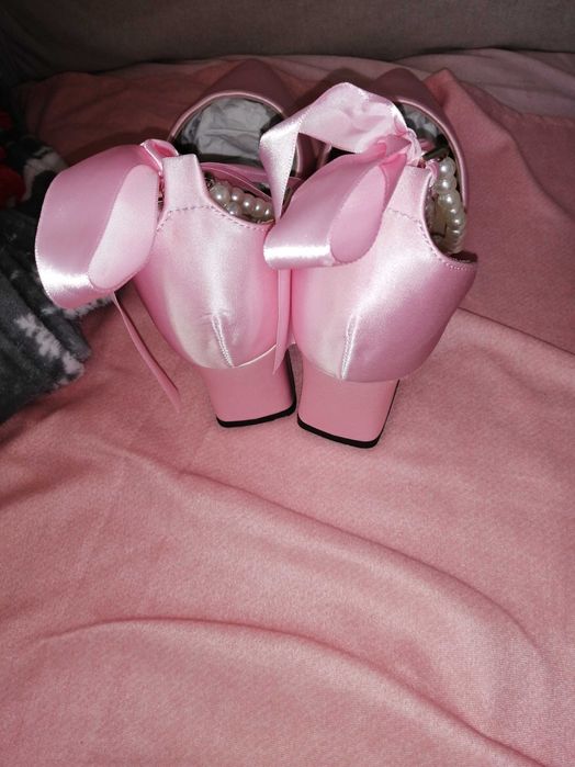 Pantofi roz de  ocazie