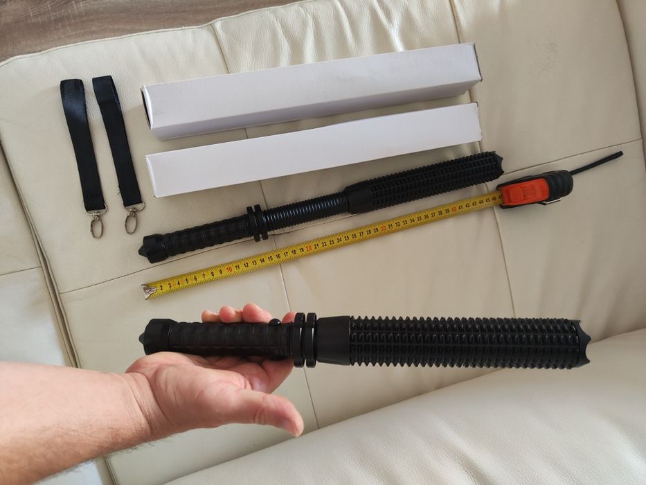 Baston Telescopic Police cu Lanterna LED Fabricat din Metal Premium și aliaj aluminiu 45 cm deschis / 34 cm inchis