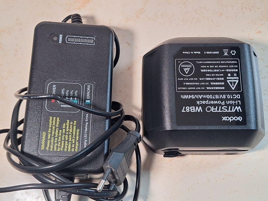Incarcator si acumulator pentru blitz Godox AD600