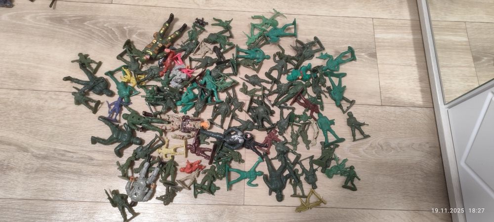 Солдатиков продам