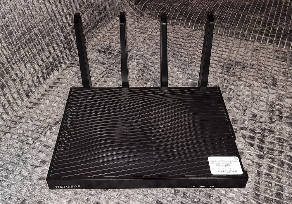 Netgear Nighthawk X8 (R8500) AC5300 рутер
116€

Рутера е в перфектно т