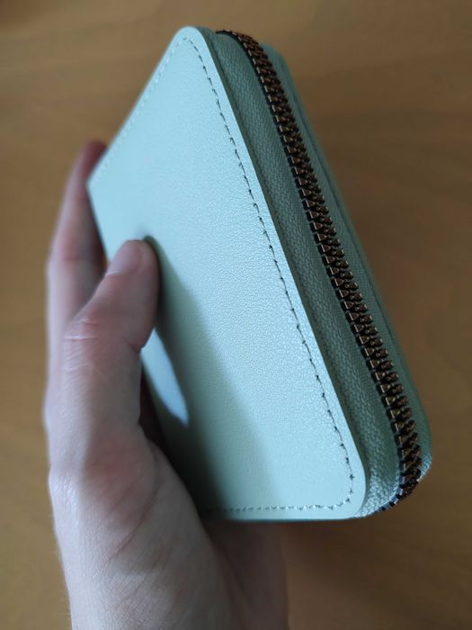 Дамско портмоне, подходящо и за документи