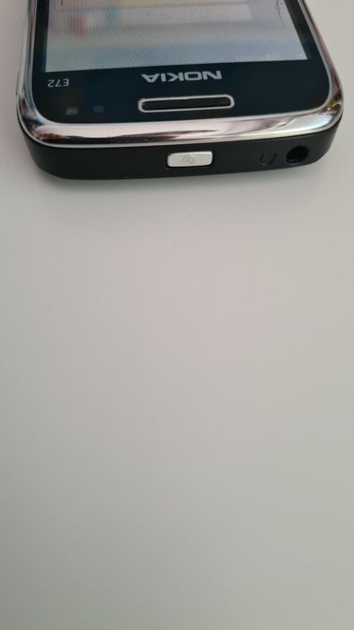 Nokia E72 и зарядно