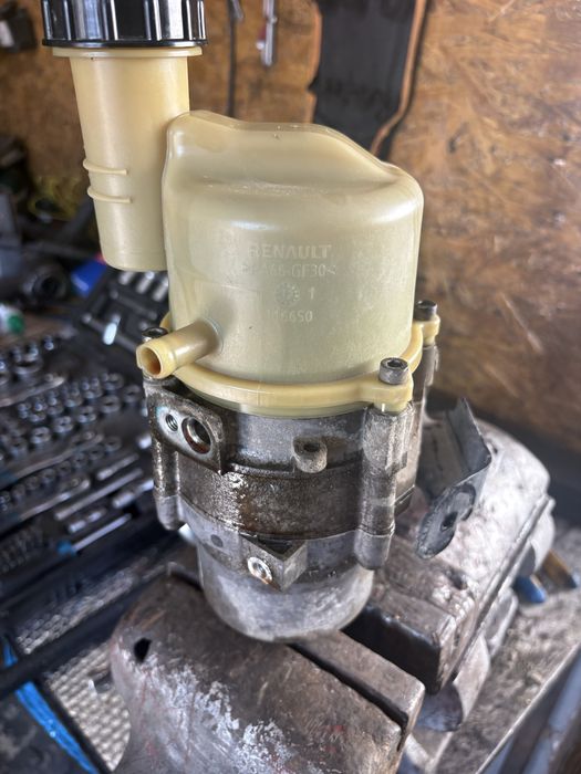 Vand pompa servo electrica logan 2