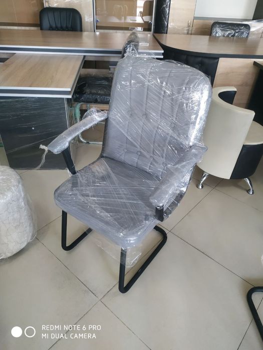 Erkaklar porno videolarda qizlarning kokragini ushlaydi