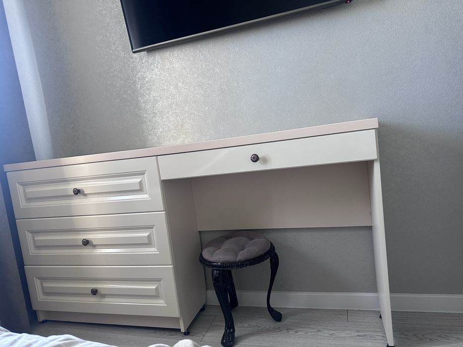 Комод и туалетный столик