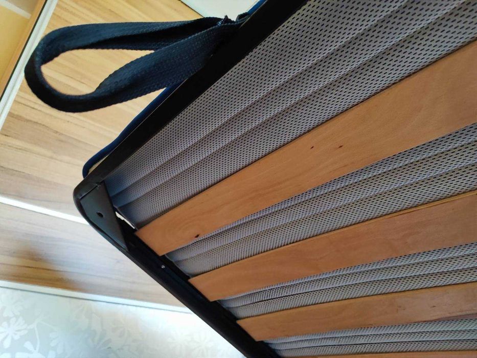 Продавам две единични легла с ракли и матраци, изработени по поръчка.