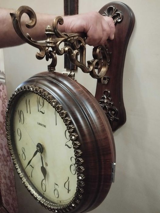 Часы деревянные.