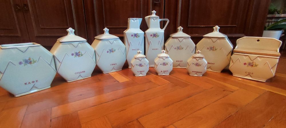 Порцеланови буркани за подправки. От два сервиза, за допълване.