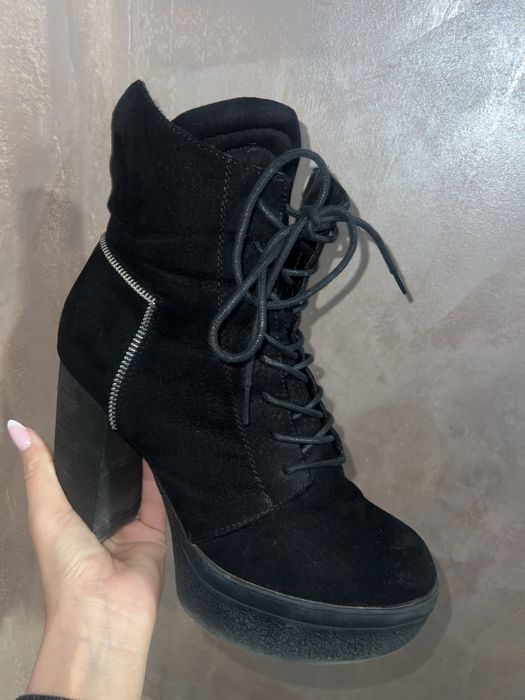 Черни боти от еко велур